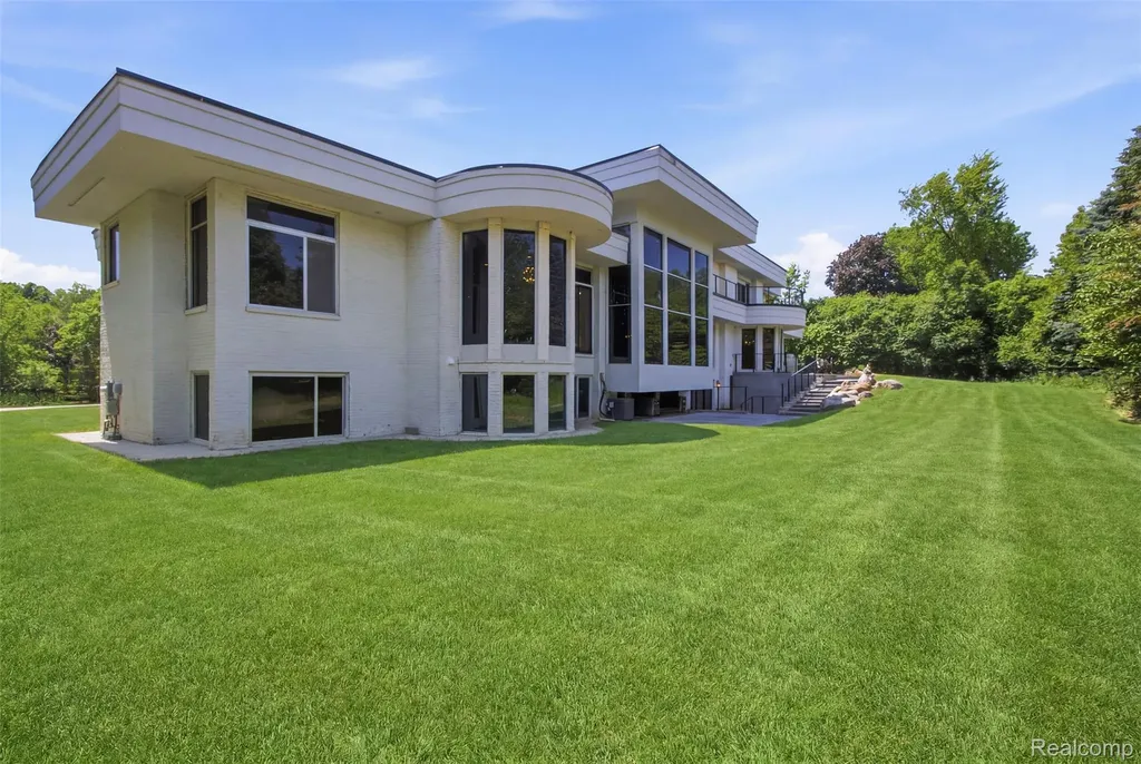24696 Franklin Park Drive Franklin Village MI 48025