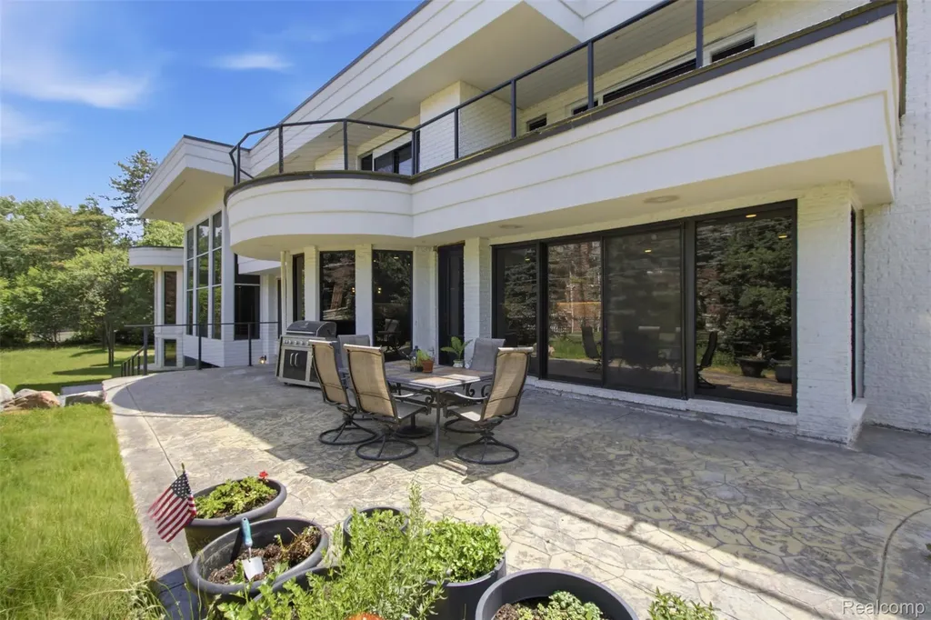 24696 Franklin Park Drive Franklin Village MI 48025