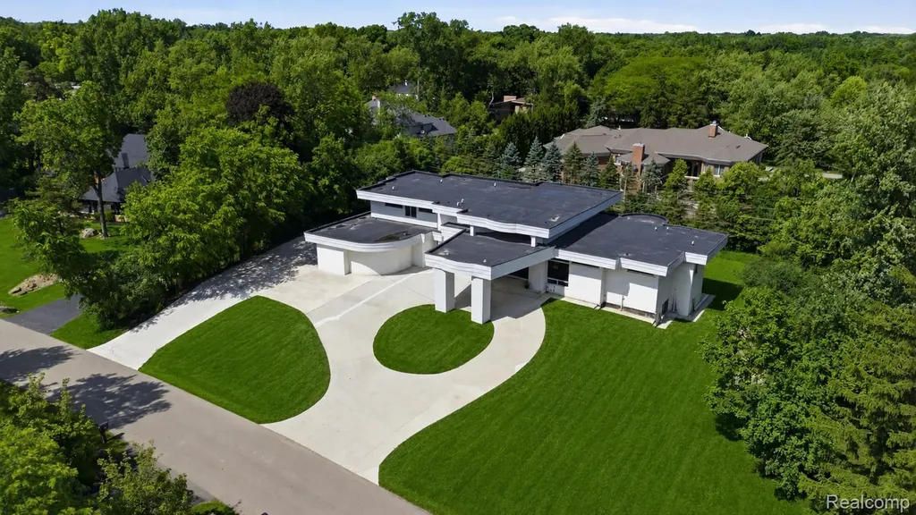24696 Franklin Park Drive Franklin Village MI 48025