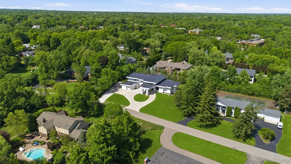 24696 Franklin Park Drive Franklin Village MI 48025
