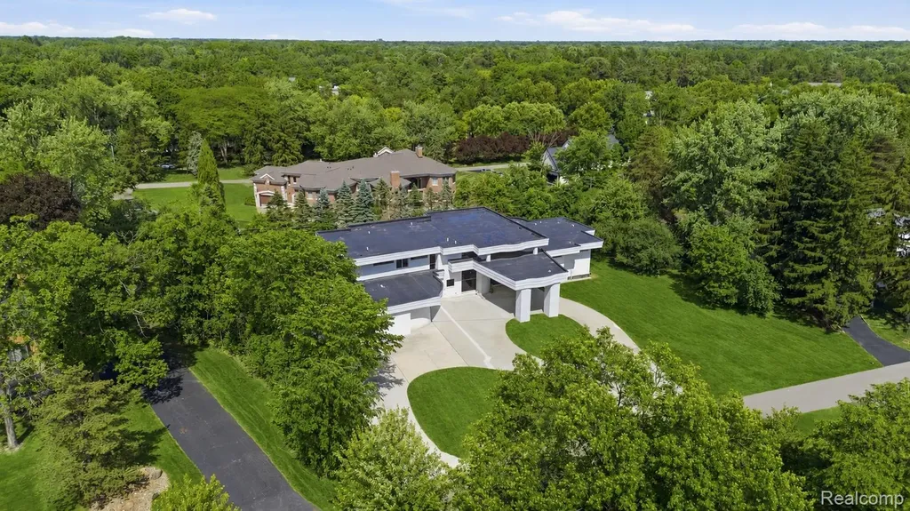 24696 Franklin Park Drive Franklin Village MI 48025