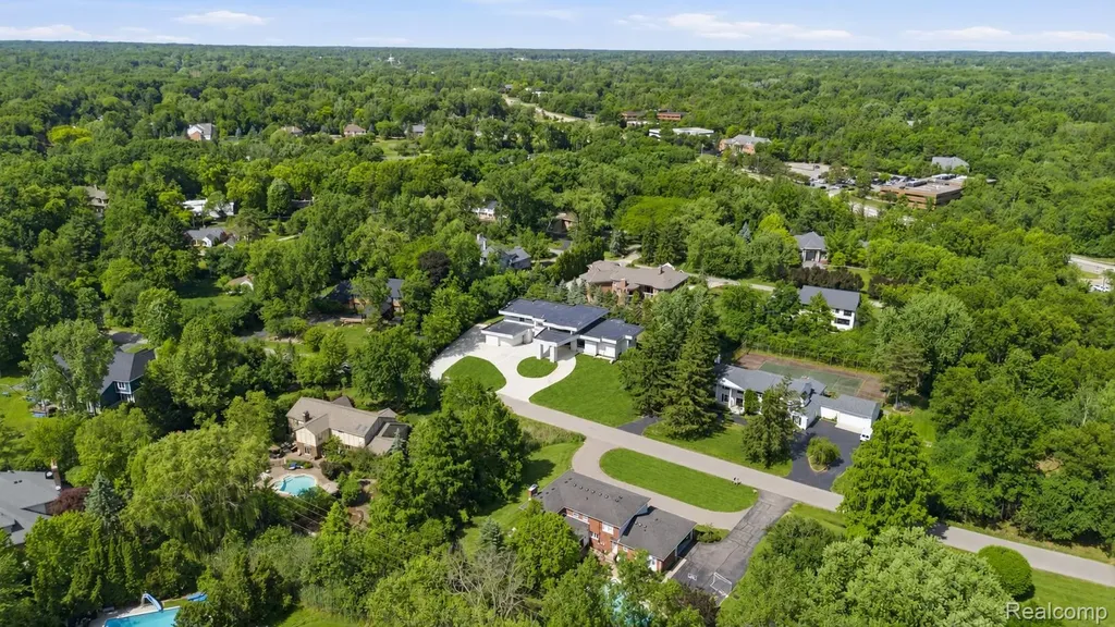 24696 Franklin Park Drive Franklin Village MI 48025