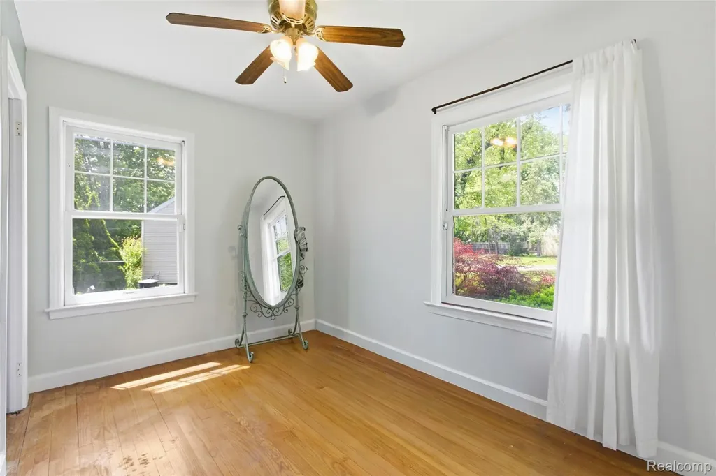 85 Hill Circle Drive Waterford Charter Township MI 48328