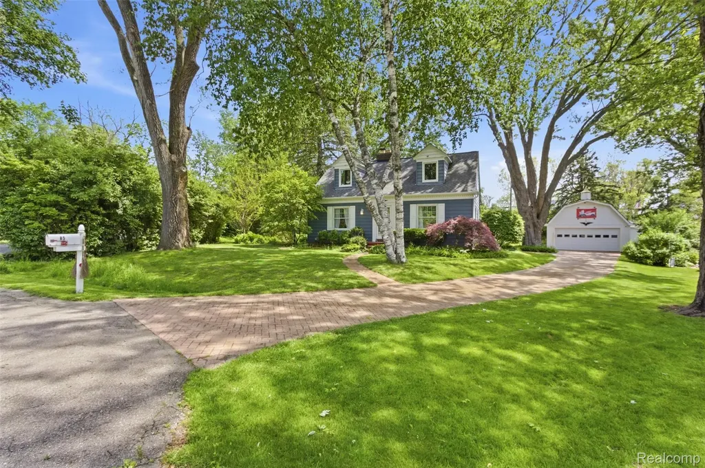 85 Hill Circle Drive Waterford Charter Township MI 48328