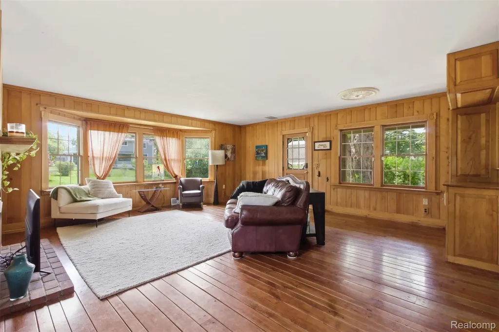 85 Hill Circle Drive Waterford Charter Township MI 48328