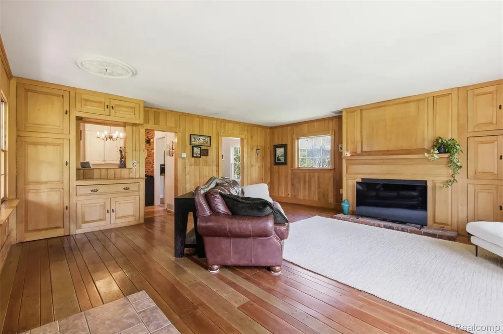 85 Hill Circle Drive Waterford Charter Township MI 48328