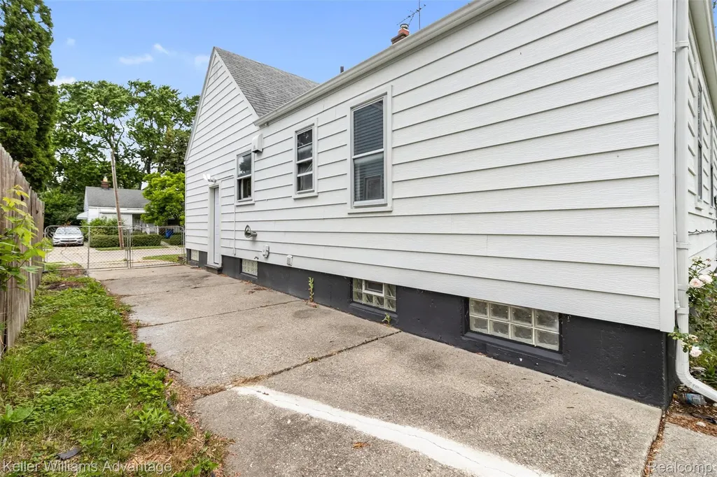 21140 Eastwood Boulevard Warren City MI 48089