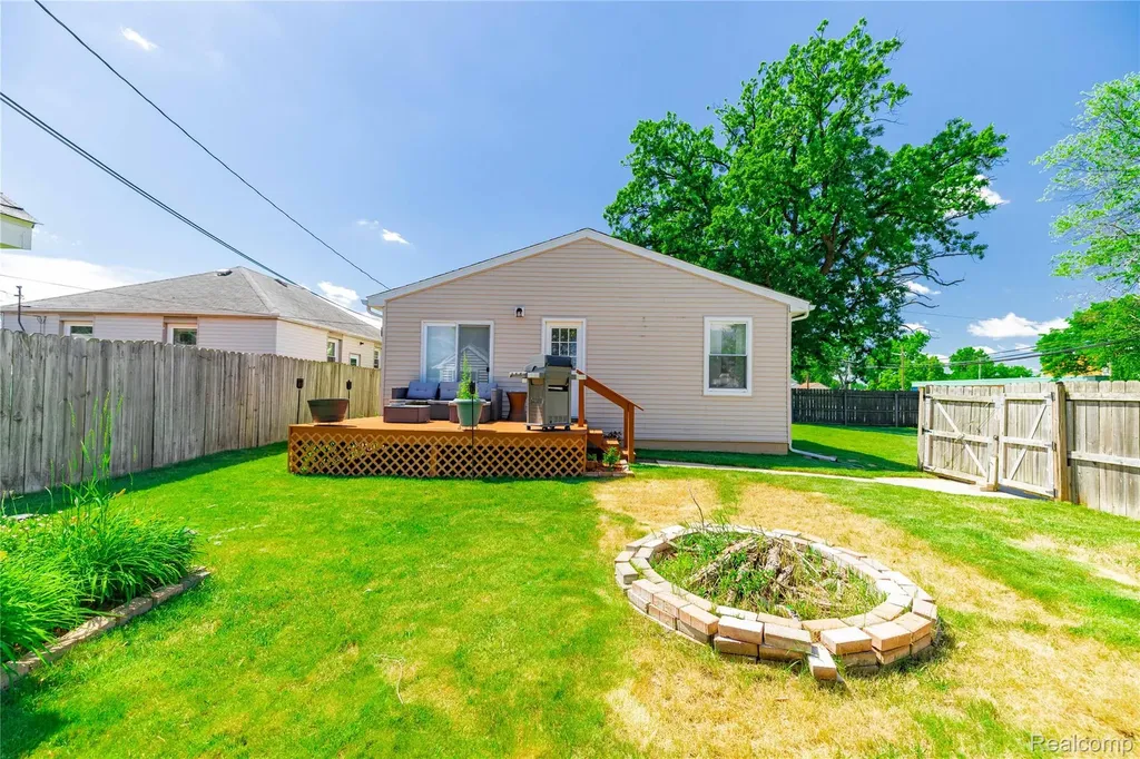 826 Goddard Street Wyandotte City MI 48192