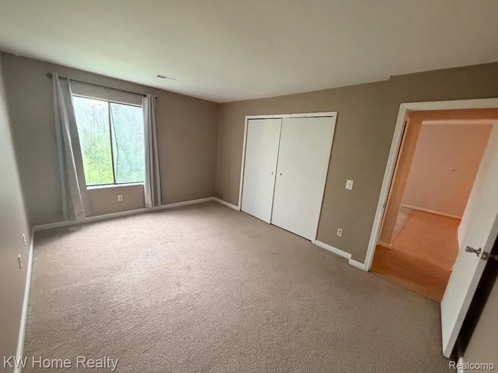 32005 W 12 Mile Road Farmington Hills City MI 48334