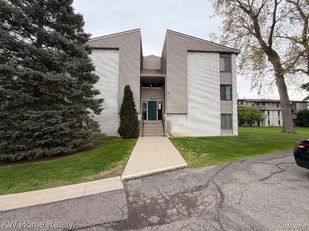 32005 W 12 Mile Road Farmington Hills City MI 48334