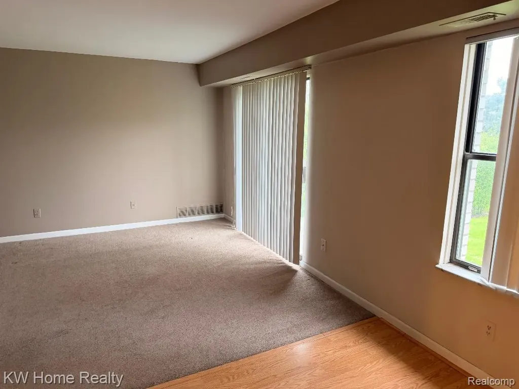 32005 W 12 Mile Road Farmington Hills City MI 48334