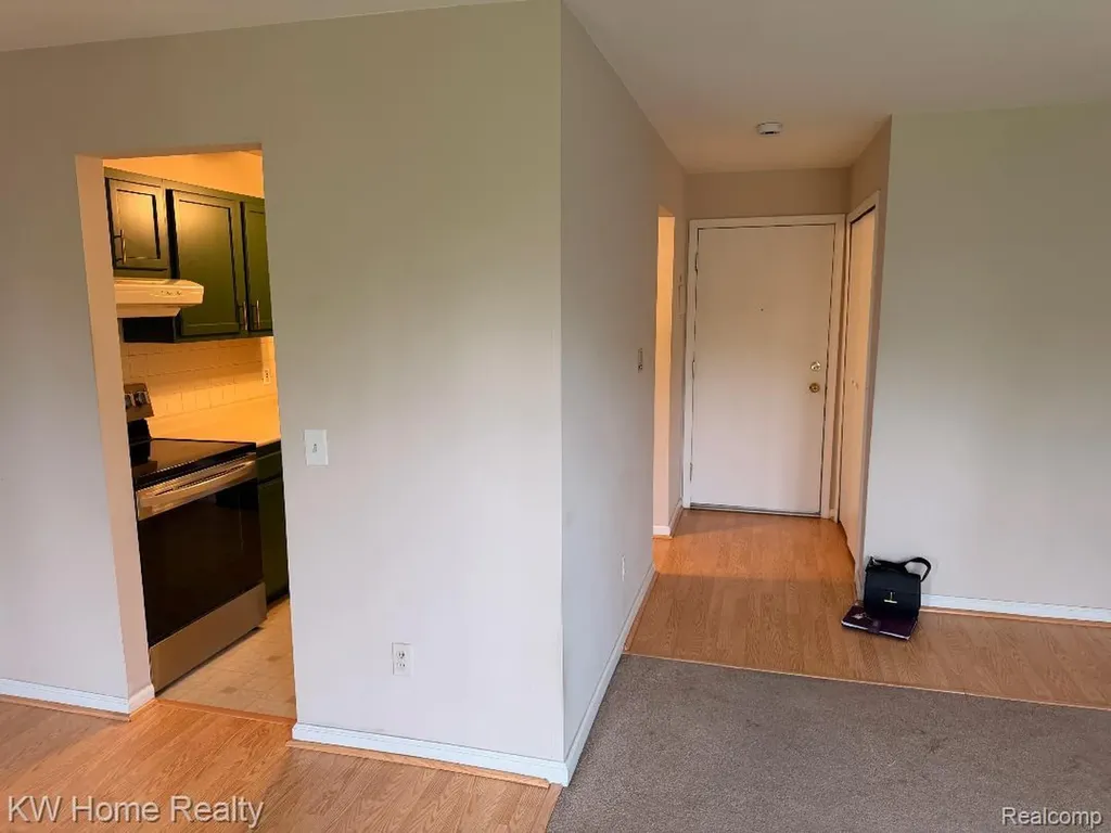 32005 W 12 Mile Road Farmington Hills City MI 48334
