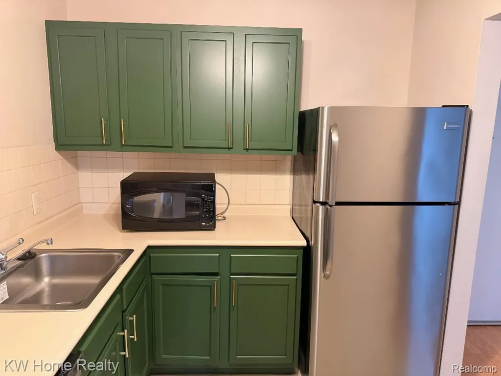 32005 W 12 Mile Road Farmington Hills City MI 48334