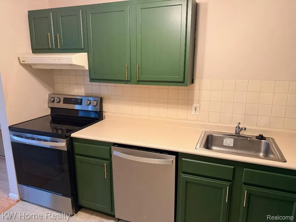 32005 W 12 Mile Road Farmington Hills City MI 48334