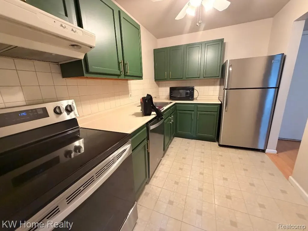 32005 W 12 Mile Road Farmington Hills City MI 48334