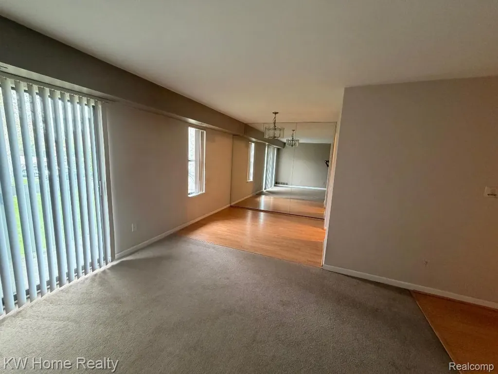 32005 W 12 Mile Road Farmington Hills City MI 48334