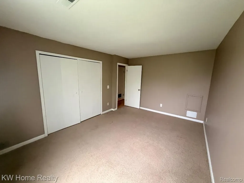 32005 W 12 Mile Road Farmington Hills City MI 48334