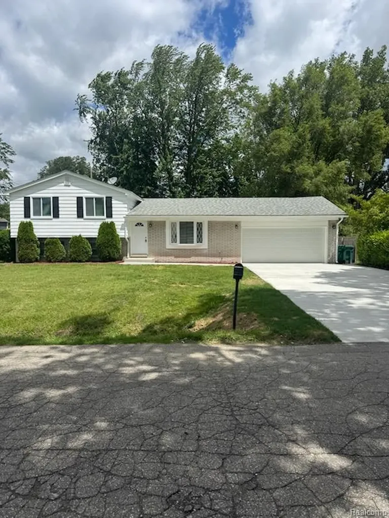 35872 Vinewood Street Romulus City MI 48174