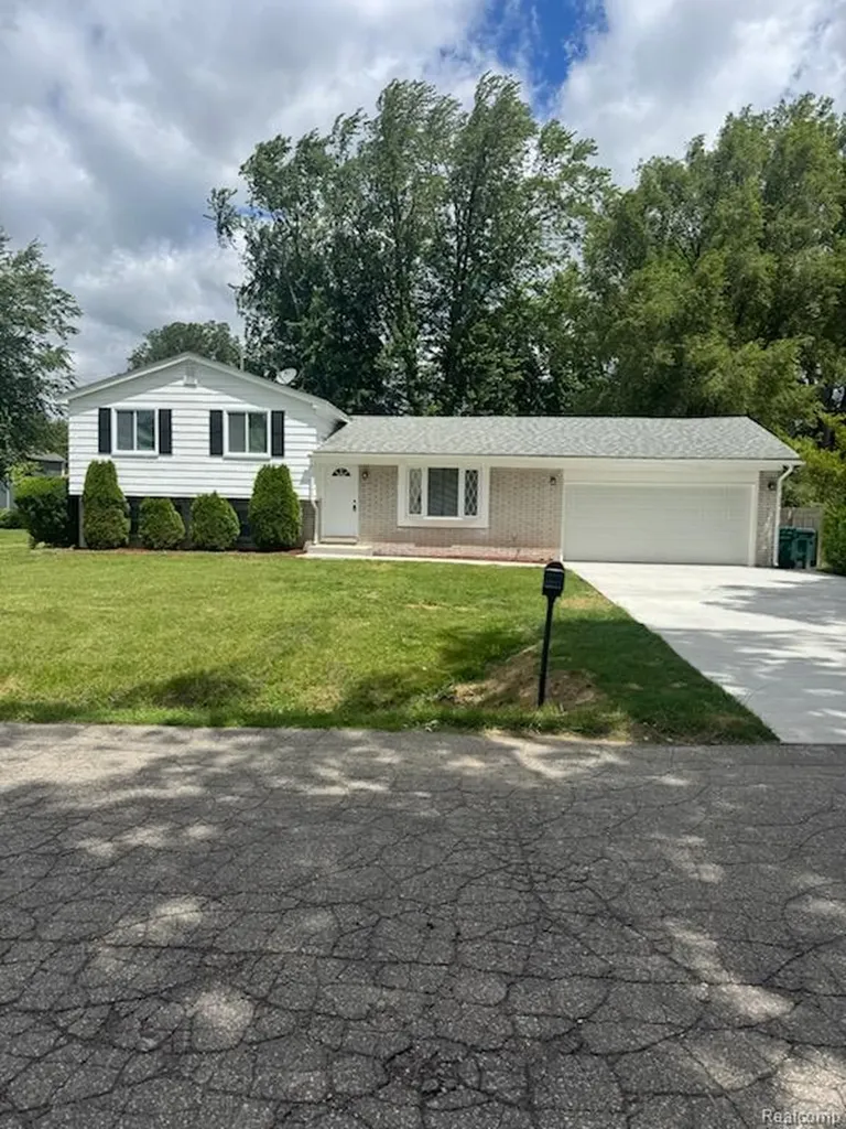 35872 Vinewood Street Romulus City MI 48174
