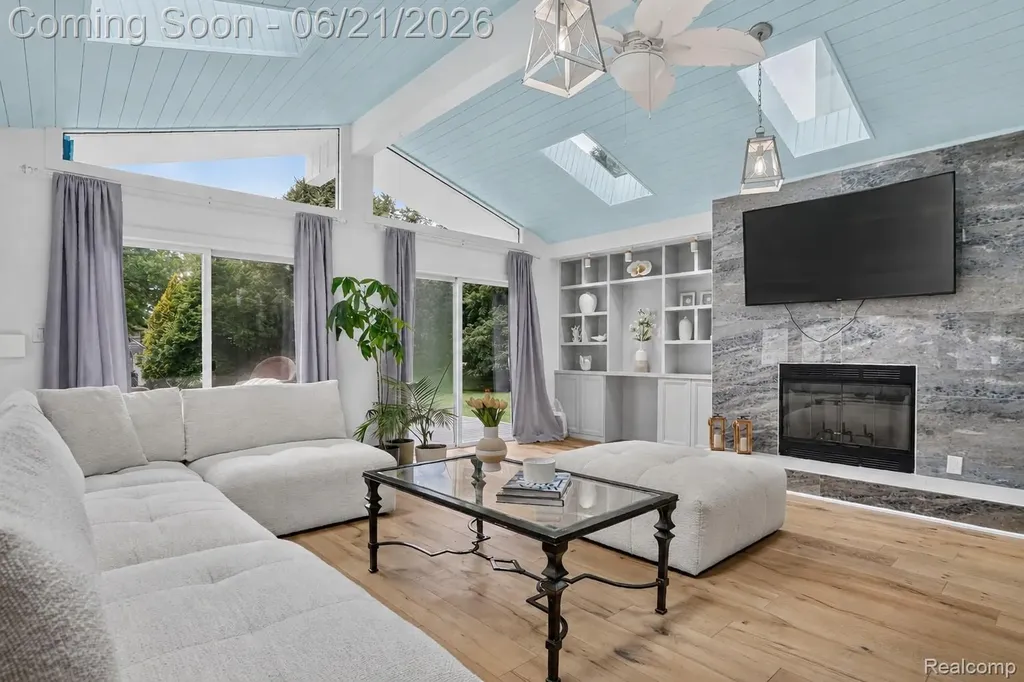 3885 Quarton Road Bloomfield Charter Township MI 48302