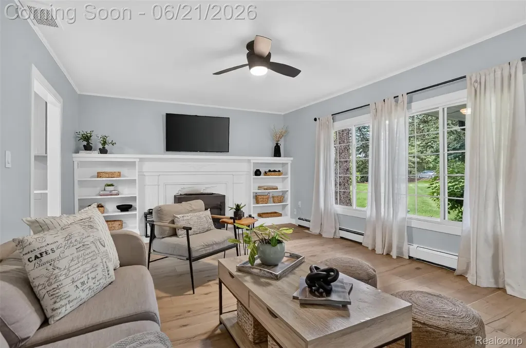 3885 Quarton Road Bloomfield Charter Township MI 48302