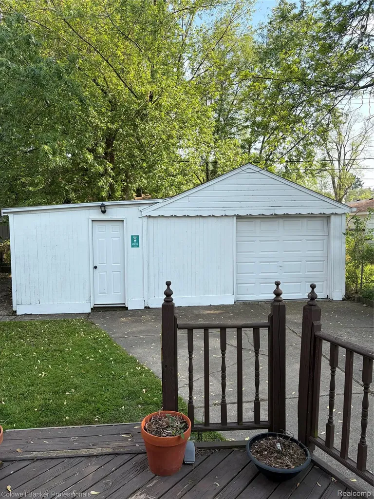 142 E Dallas Avenue E Madison Heights City MI 48071