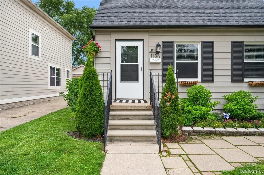 1186 Larkmoor Boulevard Berkley City MI 48072