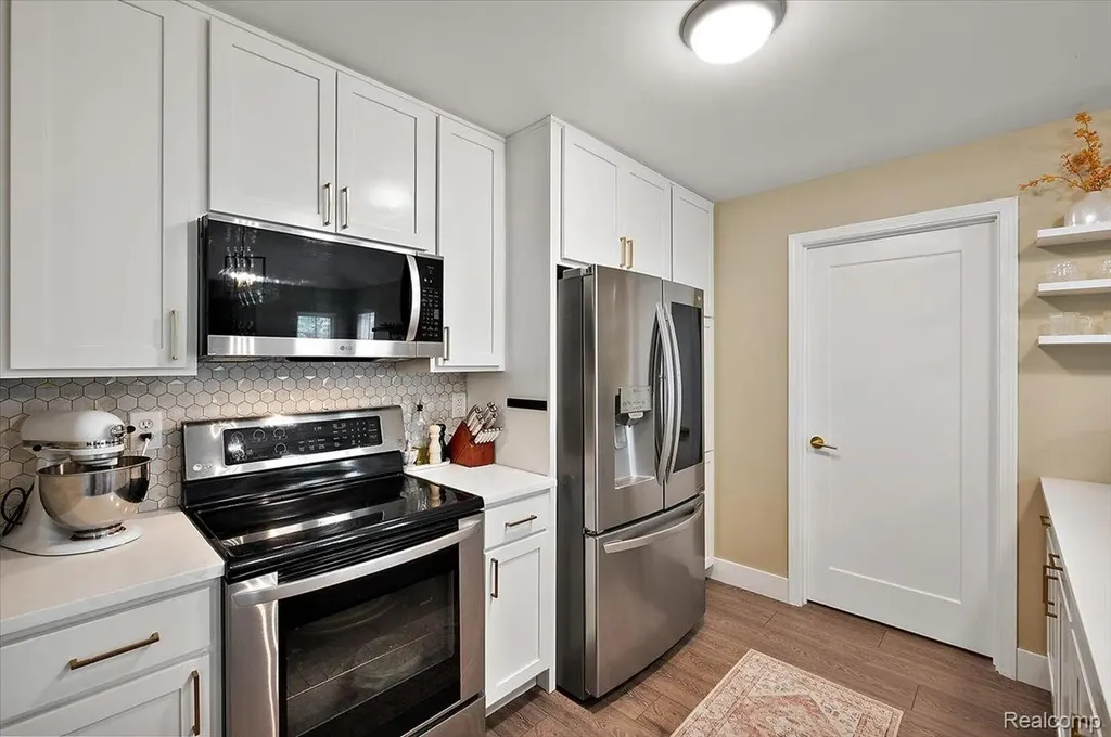 776 Amberly Drive Waterford Charter Township MI 48328