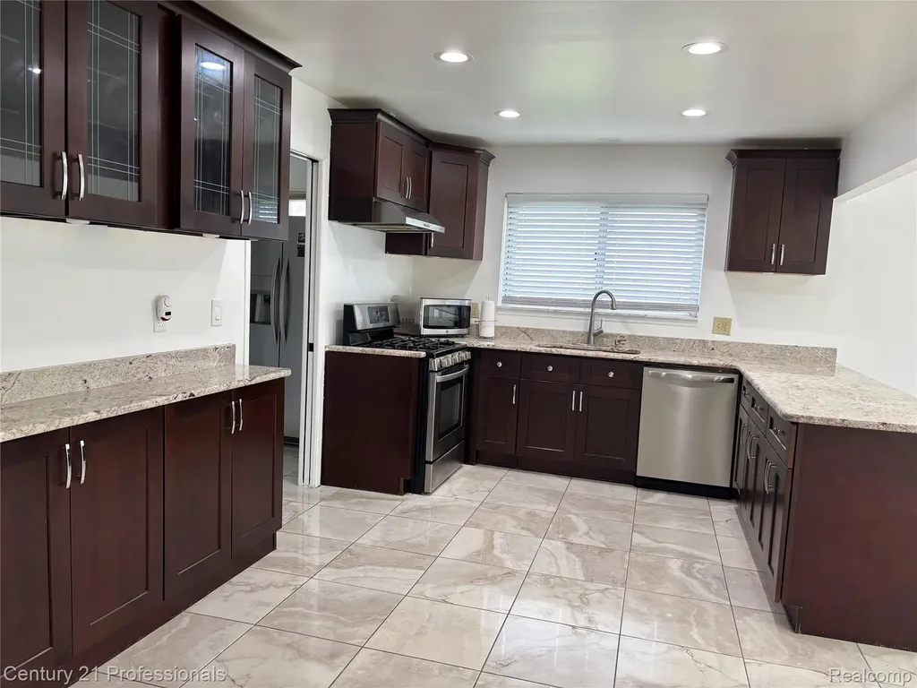 38986 Cottonwood Court Sterling Heights City MI 48310
