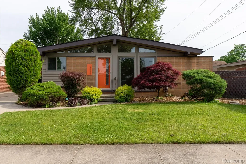 21512 Briarcliff Street St. Clair Shores City MI 48082