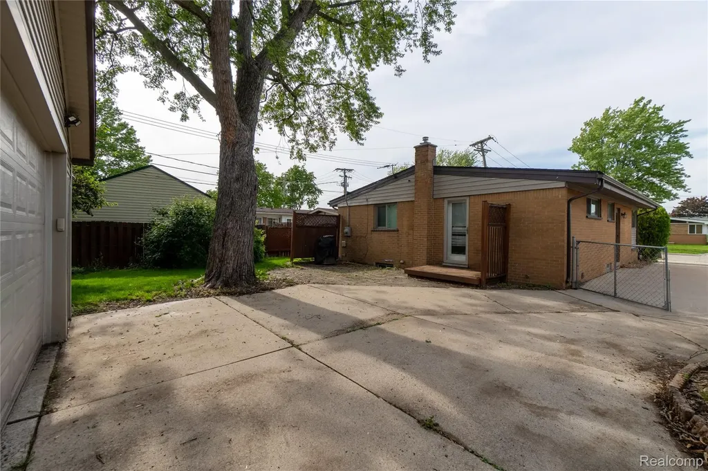 21512 Briarcliff Street St. Clair Shores City MI 48082