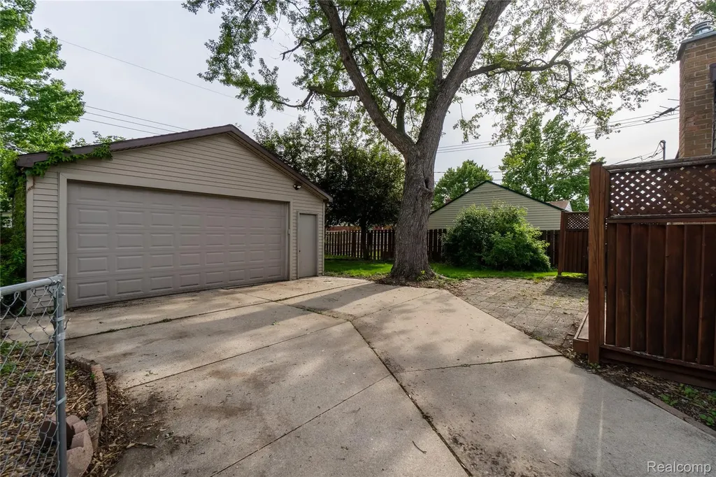 21512 Briarcliff Street St. Clair Shores City MI 48082