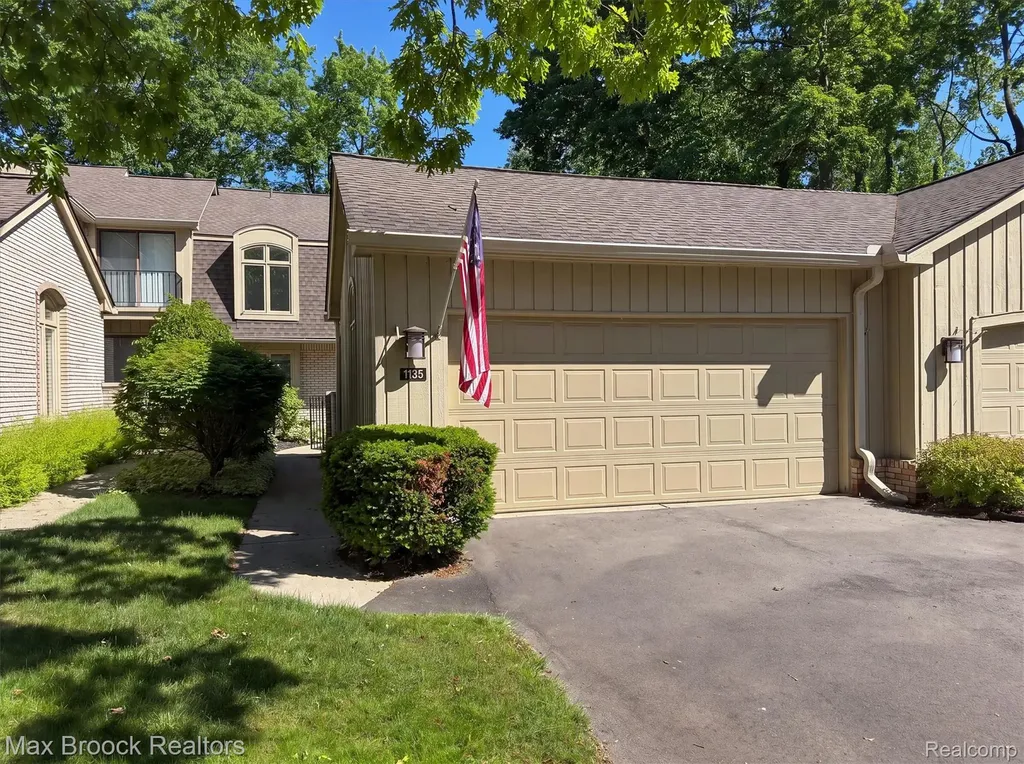 1135 Ivyglen Circle Bloomfield Charter Township MI 48304