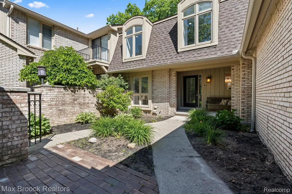 1135 Ivyglen Circle Bloomfield Charter Township MI 48304