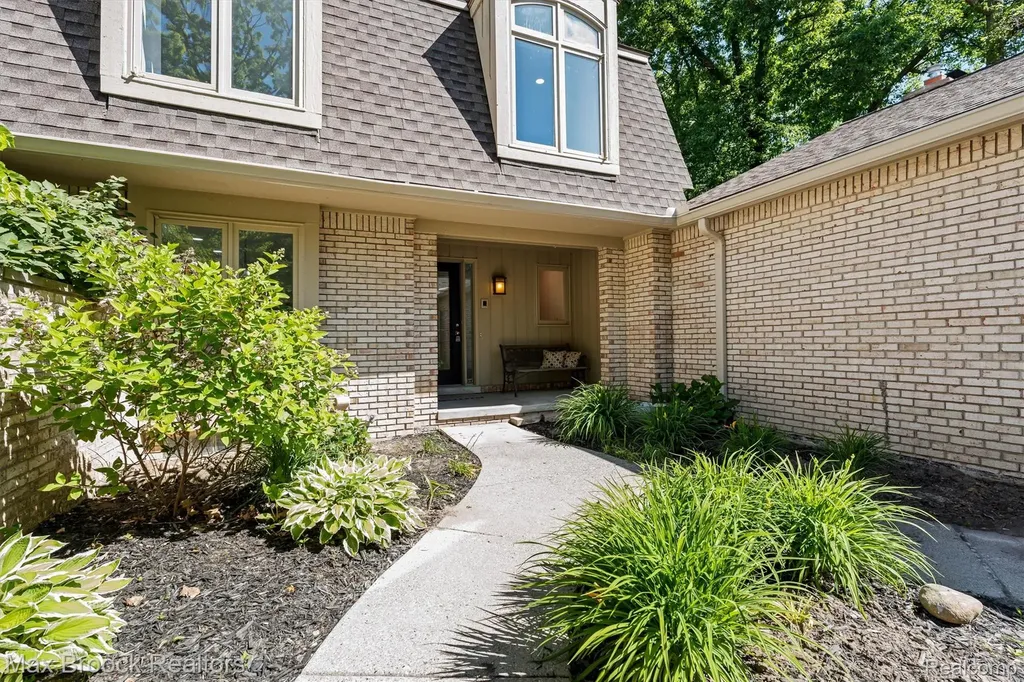 1135 Ivyglen Circle Bloomfield Charter Township MI 48304