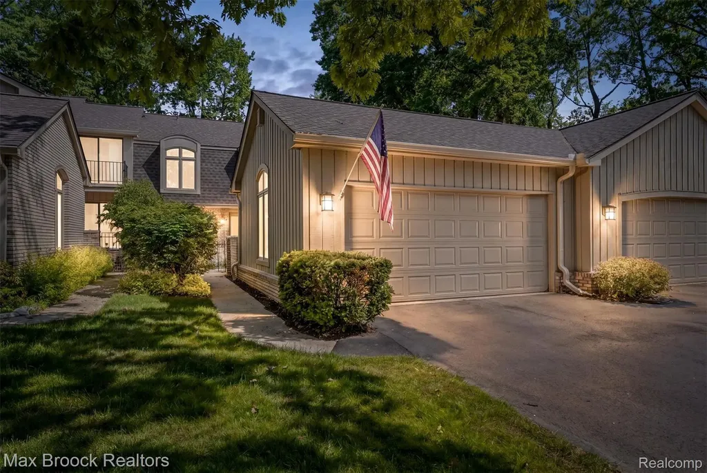 1135 Ivyglen Circle Bloomfield Charter Township MI 48304