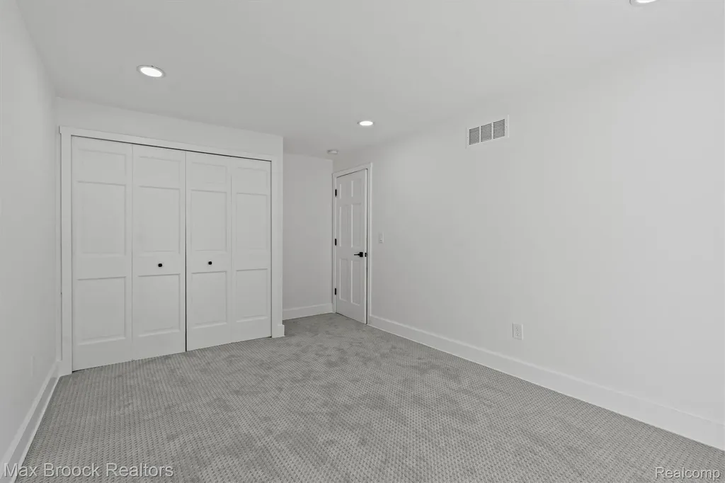1135 Ivyglen Circle Bloomfield Charter Township MI 48304