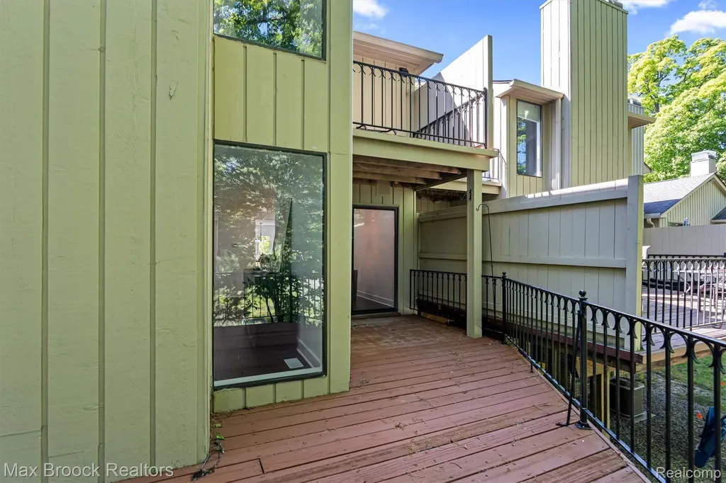 1135 Ivyglen Circle Bloomfield Charter Township MI 48304