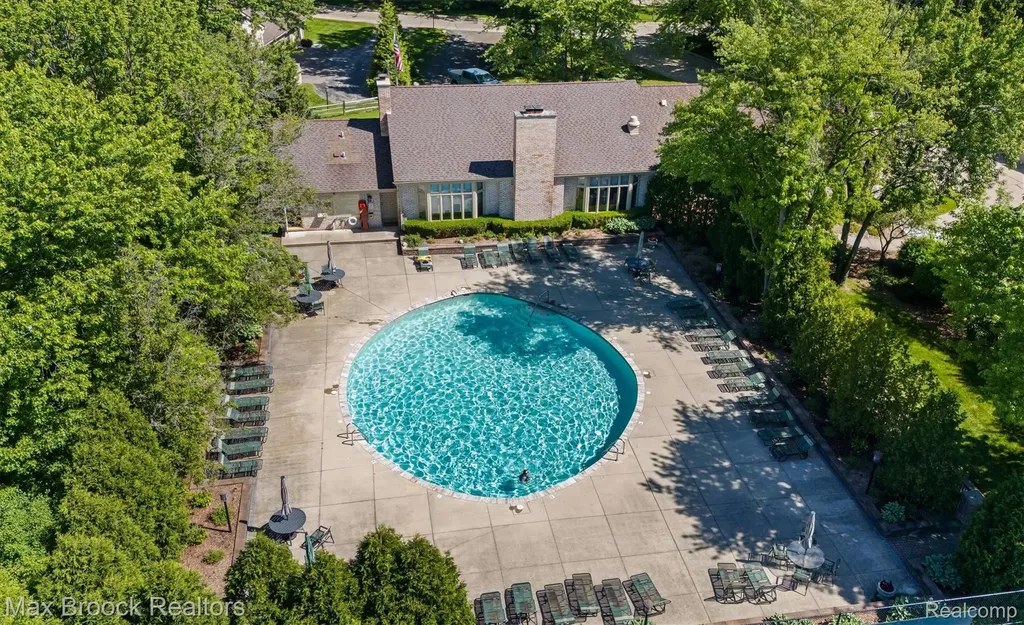 1135 Ivyglen Circle Bloomfield Charter Township MI 48304