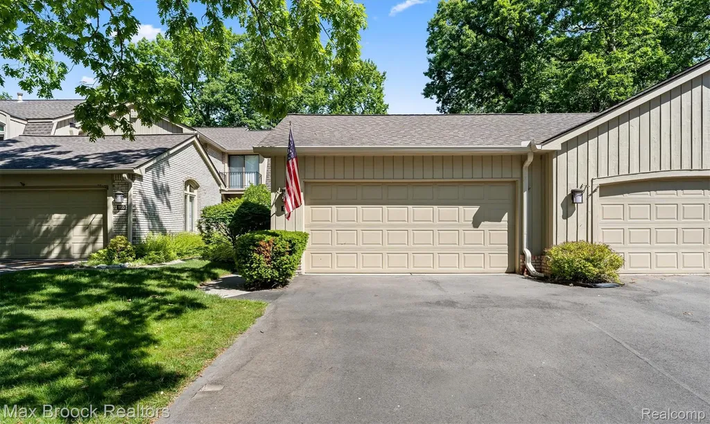 1135 Ivyglen Circle Bloomfield Charter Township MI 48304