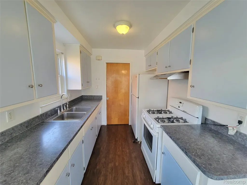 3039 Pearl Avenue Warren City MI 48091