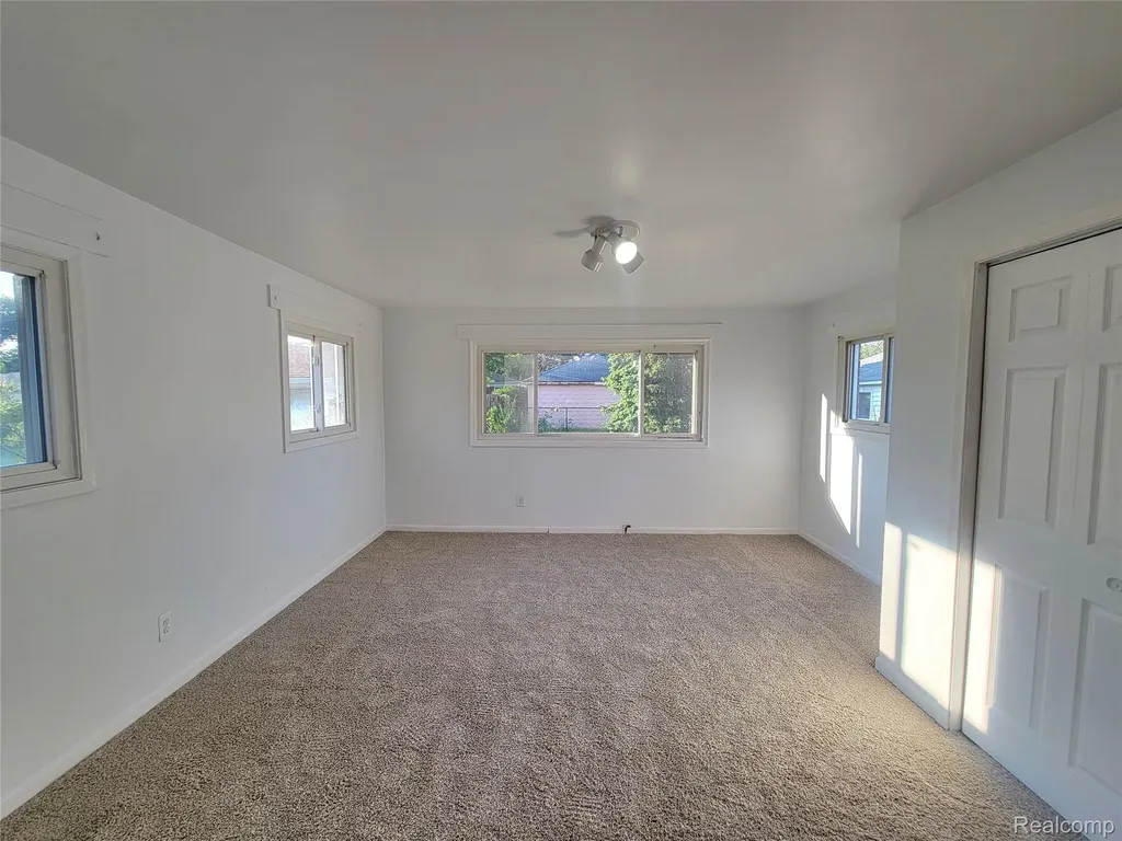 3039 Pearl Avenue Warren City MI 48091