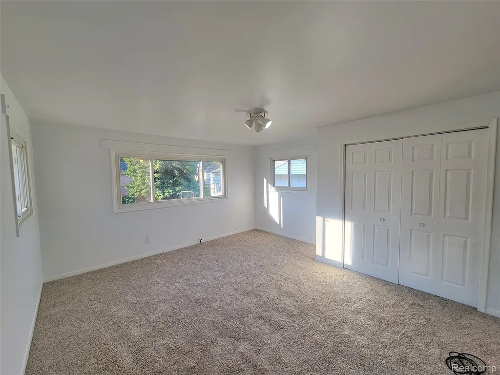 3039 Pearl Avenue Warren City MI 48091