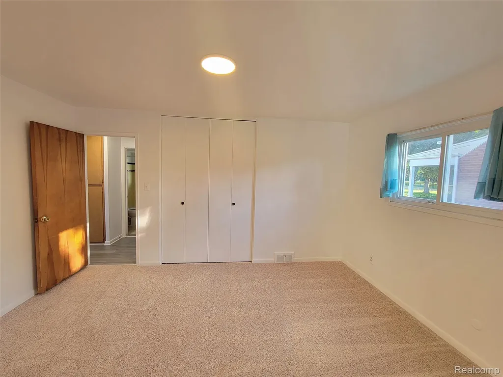 3039 Pearl Avenue Warren City MI 48091