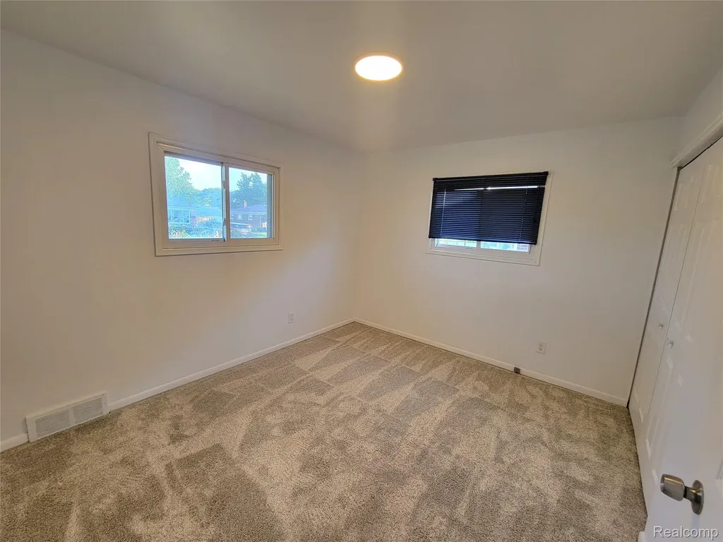 3039 Pearl Avenue Warren City MI 48091