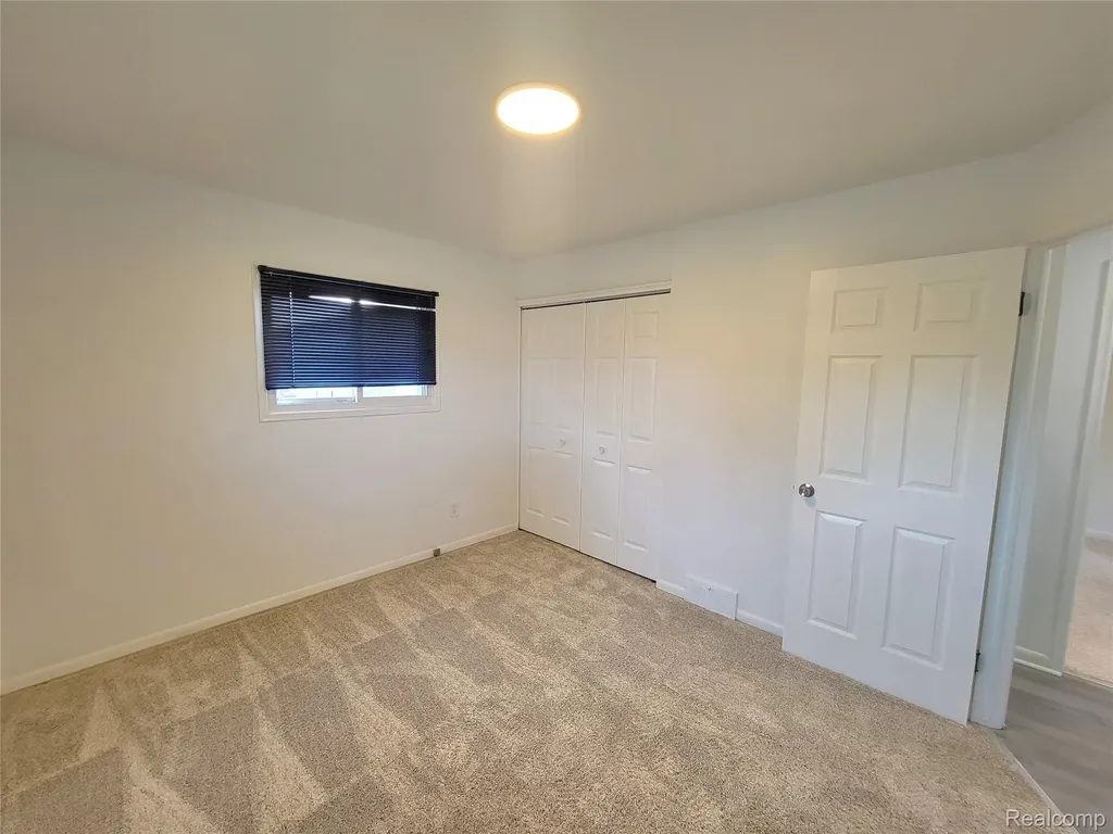 3039 Pearl Avenue Warren City MI 48091
