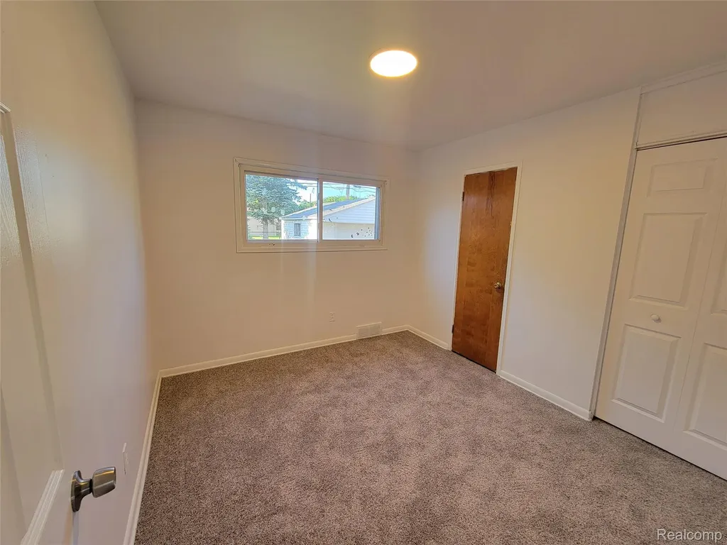 3039 Pearl Avenue Warren City MI 48091