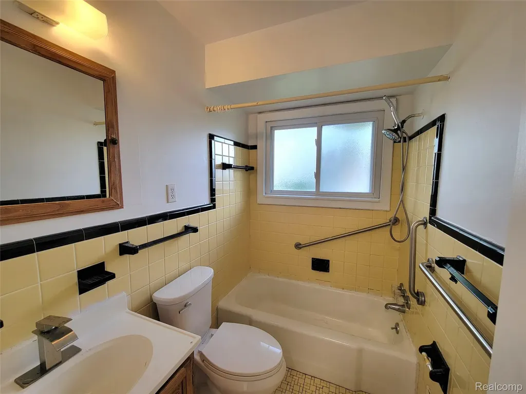 3039 Pearl Avenue Warren City MI 48091