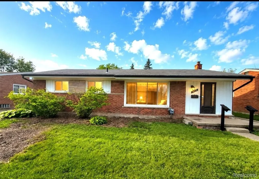 3039 Pearl Avenue Warren City MI 48091