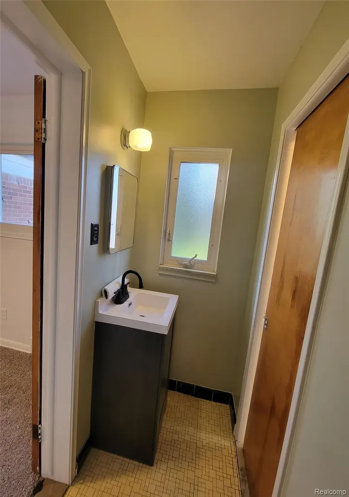 3039 Pearl Avenue Warren City MI 48091